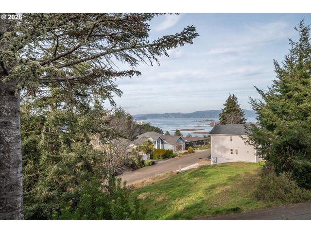 875 SIGNAL Way, Coos Bay, OR 97420