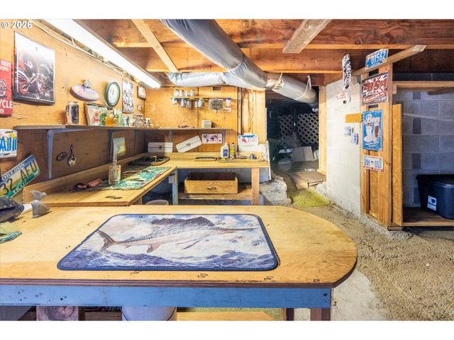 875 SIGNAL Way, Coos Bay, OR 97420