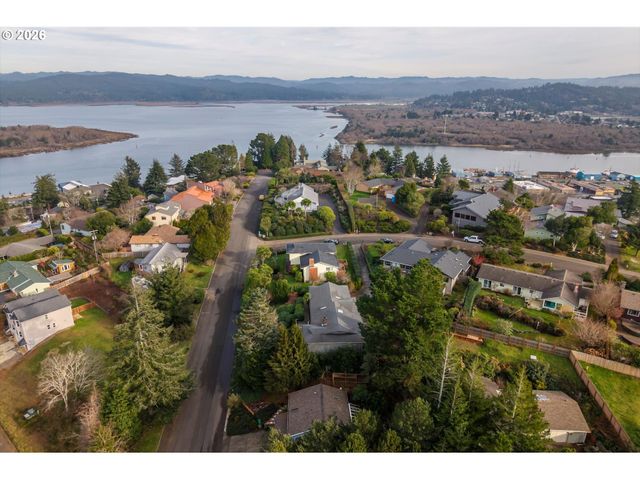 875 SIGNAL Way, Coos Bay, OR 97420