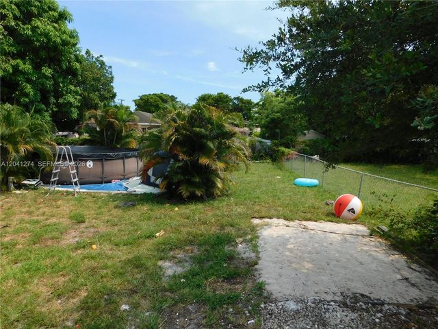 2230 NW 58th St B, Miami, FL 33142