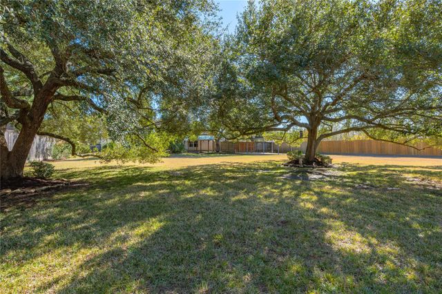 204 Leisure Lane, Friendswood, TX 77546