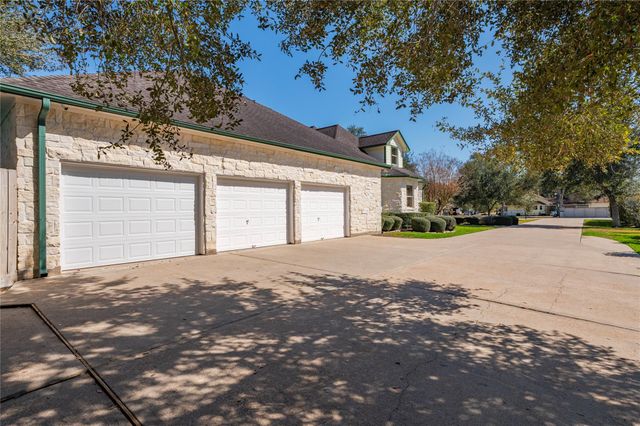 204 Leisure Lane, Friendswood, TX 77546