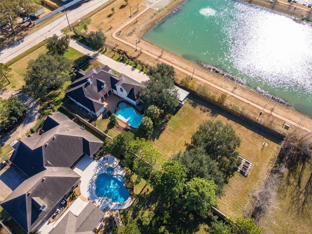 204 Leisure Lane, Friendswood, TX 77546