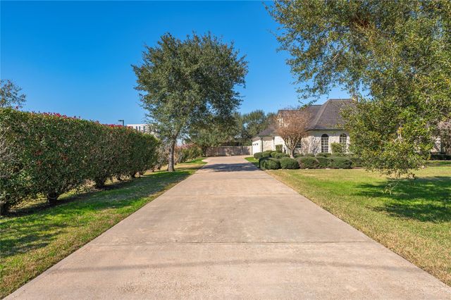204 Leisure Lane, Friendswood, TX 77546