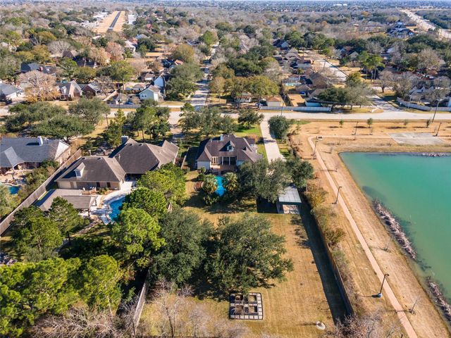 204 Leisure Lane, Friendswood, TX 77546