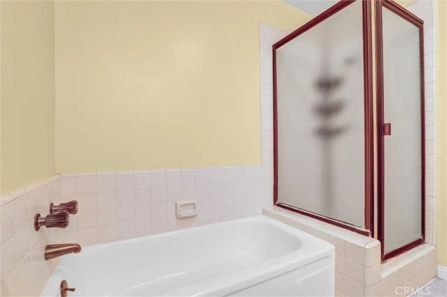 18242 Burbank Boulevard 8, Tarzana, CA 91356