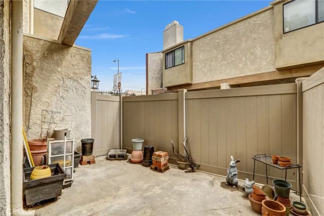 18242 Burbank Boulevard 8, Tarzana, CA 91356