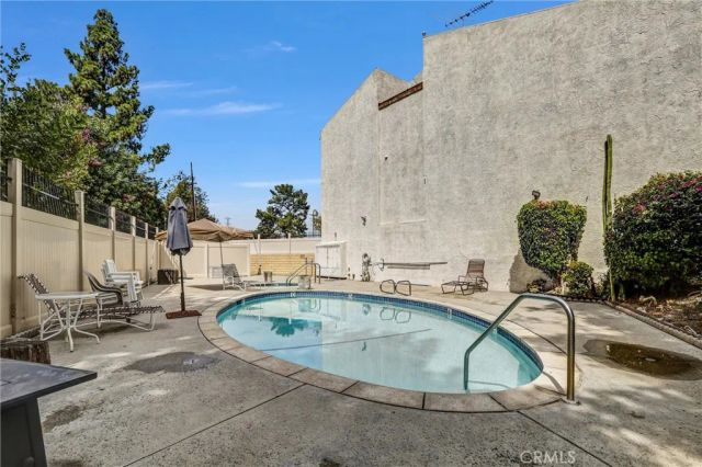 18242 Burbank Boulevard 8, Tarzana, CA 91356