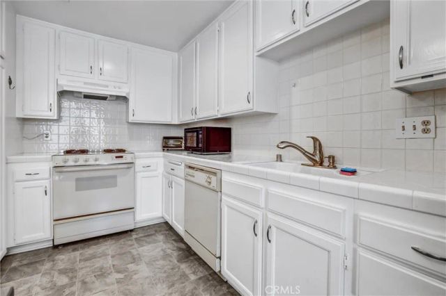 18242 Burbank Boulevard 8, Tarzana, CA 91356