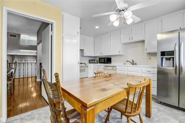 18242 Burbank Boulevard 8, Tarzana, CA 91356