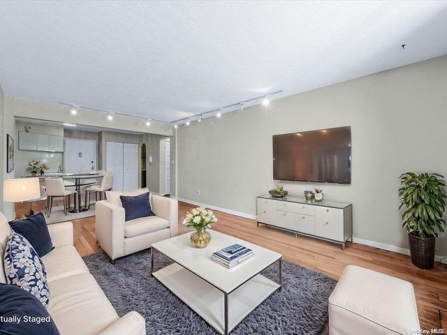 110 Brooklyn Avenue 2U, Freeport, NY 11520