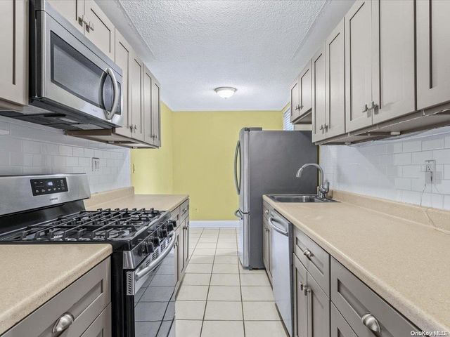 110 Brooklyn Avenue 2U, Freeport, NY 11520