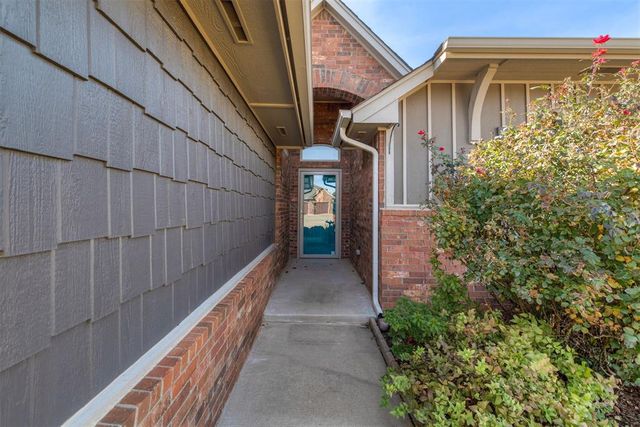 1201 N Vicksburg Terrace, Mustang, OK 73064