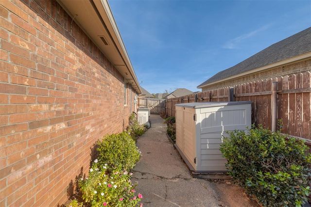 1201 N Vicksburg Terrace, Mustang, OK 73064