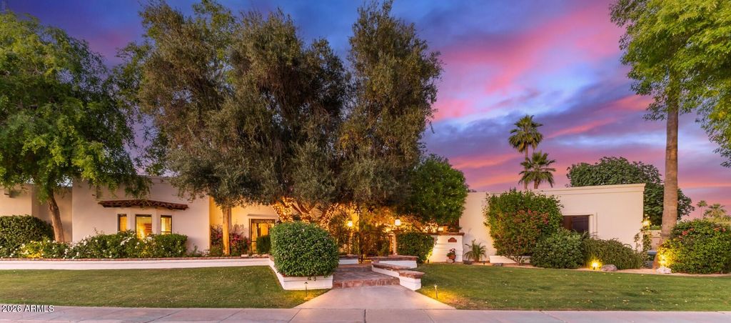 Image 1 of property listing at 8132 E DEL BARQUERO Drive, Scottsdale, AZ 85258