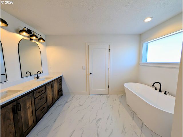 5492 Terra Cotta Se, Salem, OR 97306