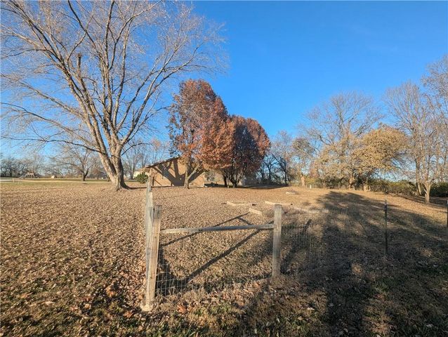 22113 S Fawn Drive, Peculiar, MO 64078