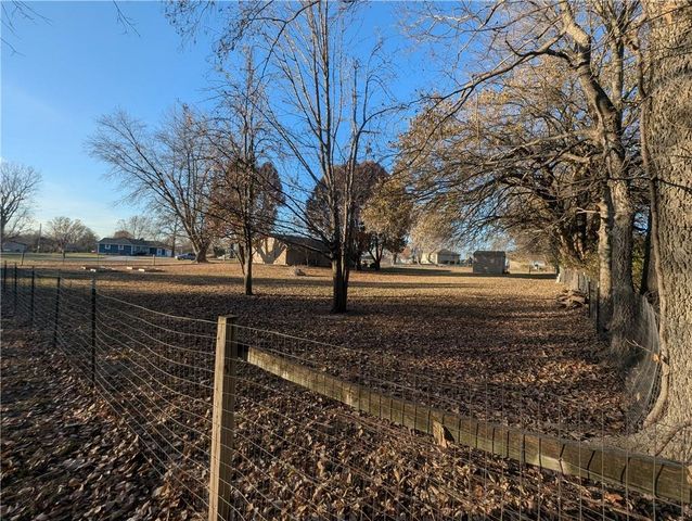 22113 S Fawn Drive, Peculiar, MO 64078