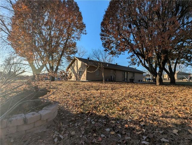 22113 S Fawn Drive, Peculiar, MO 64078