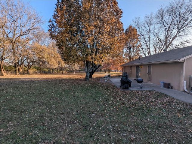 22113 S Fawn Drive, Peculiar, MO 64078