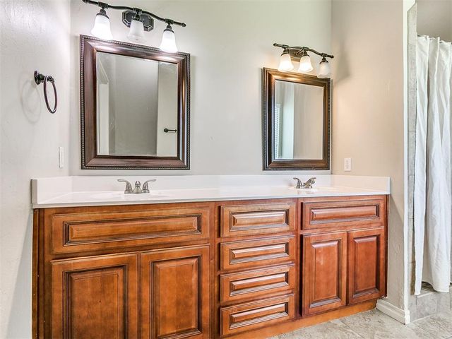 2195 S Dobbs Road, Harrah, OK 73045