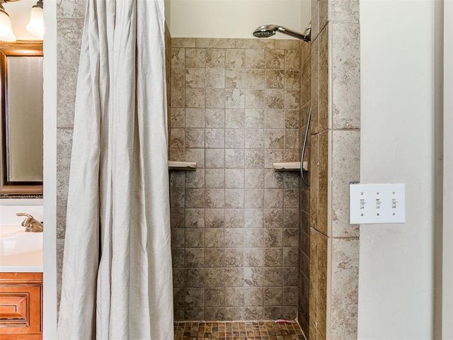 2195 S Dobbs Road, Harrah, OK 73045
