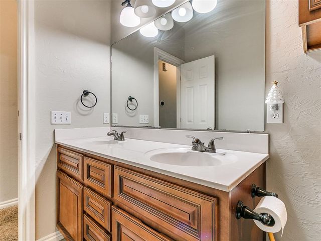 2195 S Dobbs Road, Harrah, OK 73045