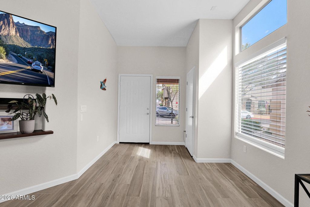 Image 2 of property listing at 2250 E DEER VALLEY Road 94, Phoenix, AZ 85024