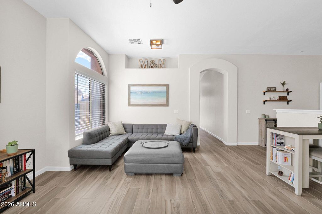 Image 3 of property listing at 2250 E DEER VALLEY Road 94, Phoenix, AZ 85024