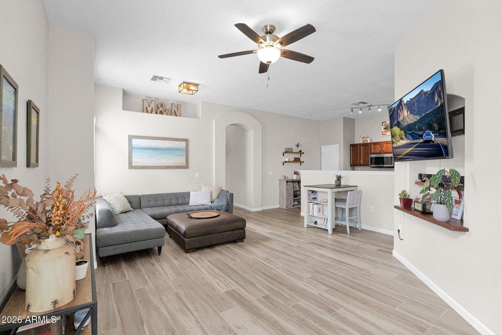 Image 4 of property listing at 2250 E DEER VALLEY Road 94, Phoenix, AZ 85024