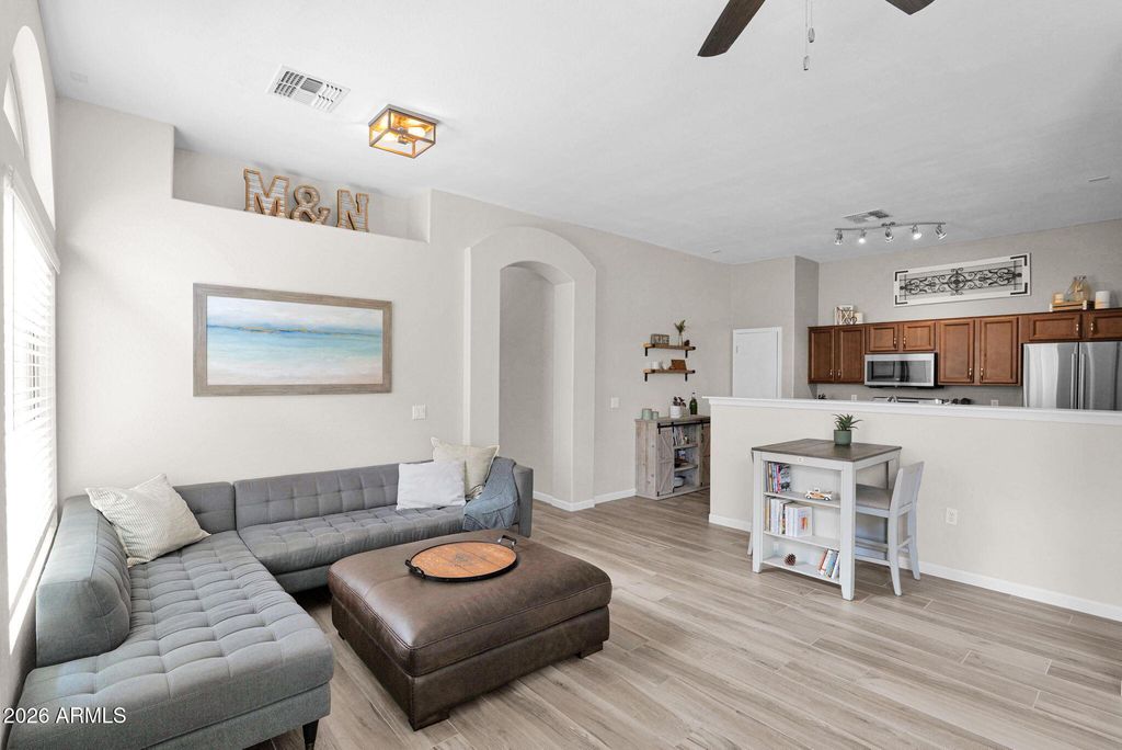 Image 5 of property listing at 2250 E DEER VALLEY Road 94, Phoenix, AZ 85024