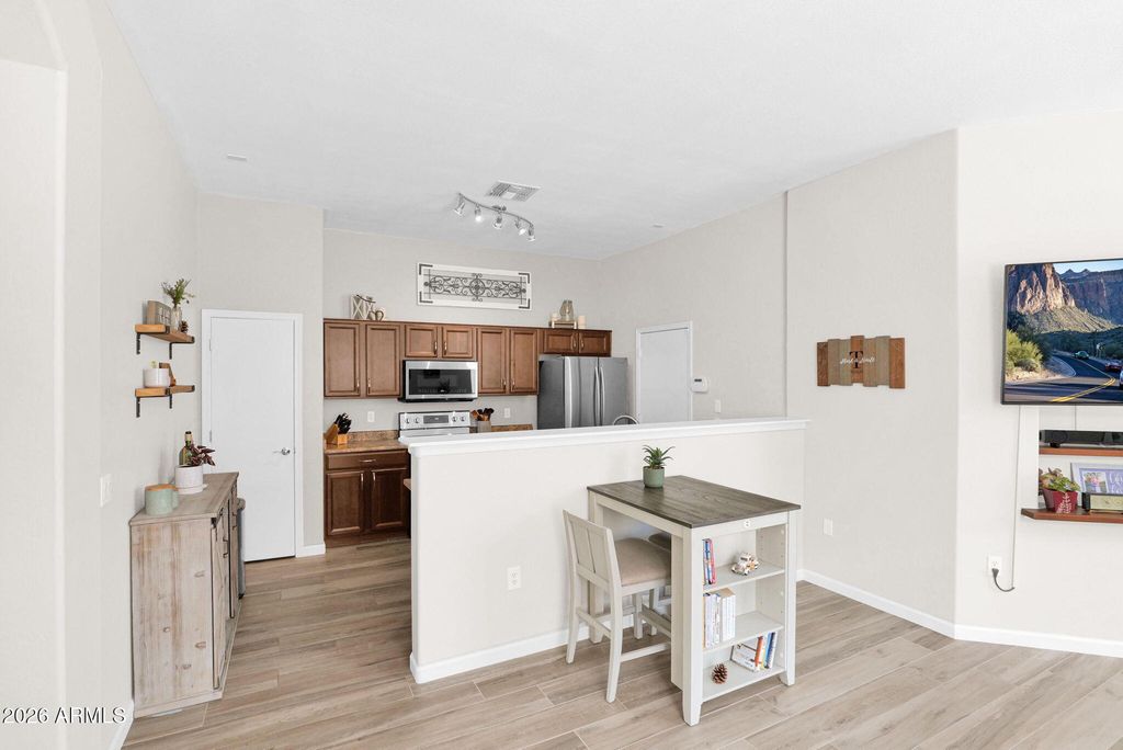 Image 6 of property listing at 2250 E DEER VALLEY Road 94, Phoenix, AZ 85024