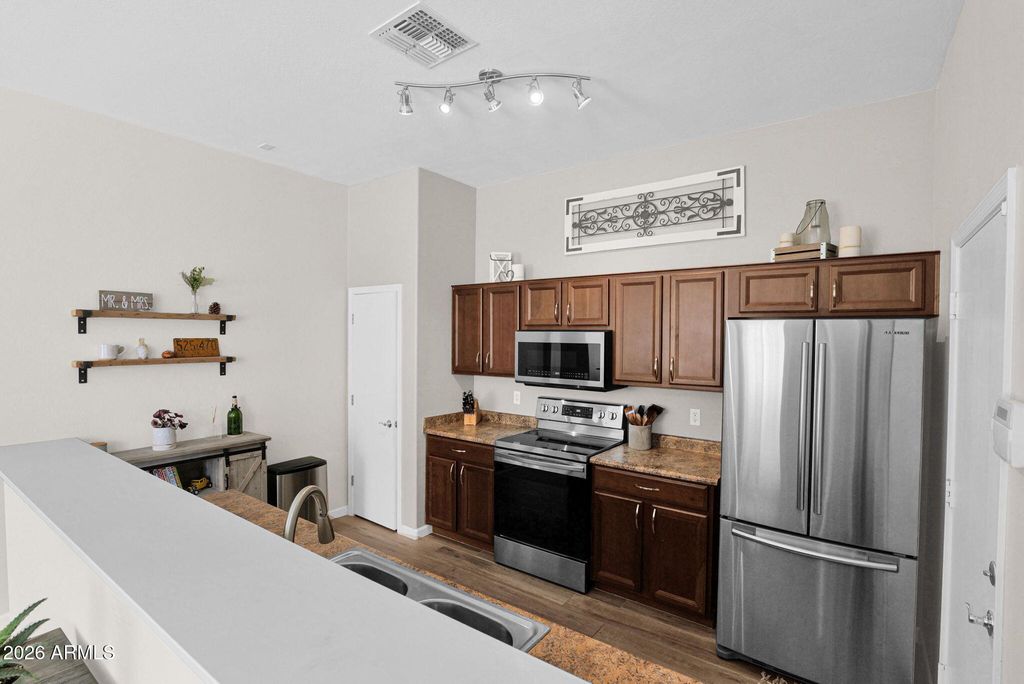 Image 7 of property listing at 2250 E DEER VALLEY Road 94, Phoenix, AZ 85024