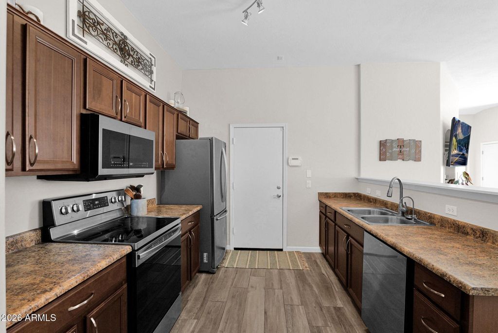 Image 8 of property listing at 2250 E DEER VALLEY Road 94, Phoenix, AZ 85024