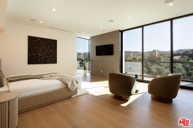 15834 High Knoll Road, Encino, CA 91436