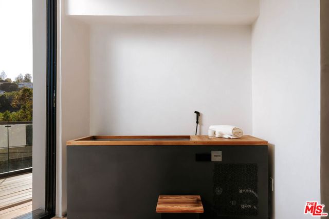 15834 High Knoll Road, Encino, CA 91436