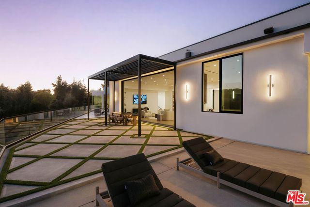 15834 High Knoll Road, Encino, CA 91436