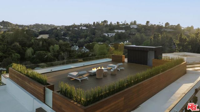 15834 High Knoll Road, Encino, CA 91436