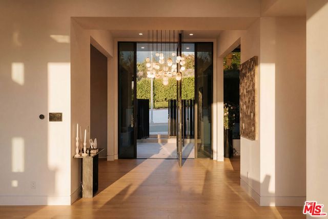 15834 High Knoll Road, Encino, CA 91436