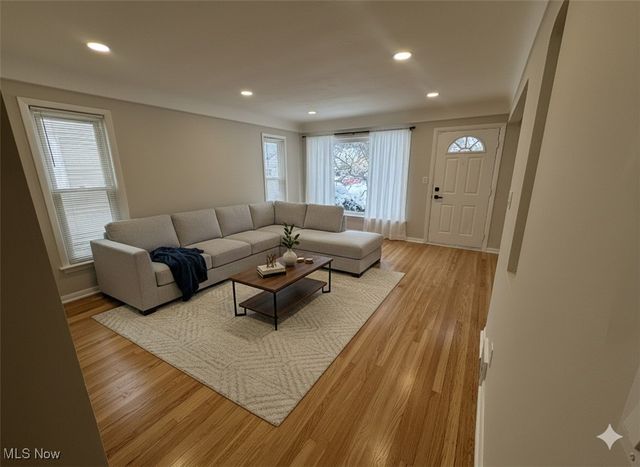 8321 Wainstead Drive, Parma, OH 44129