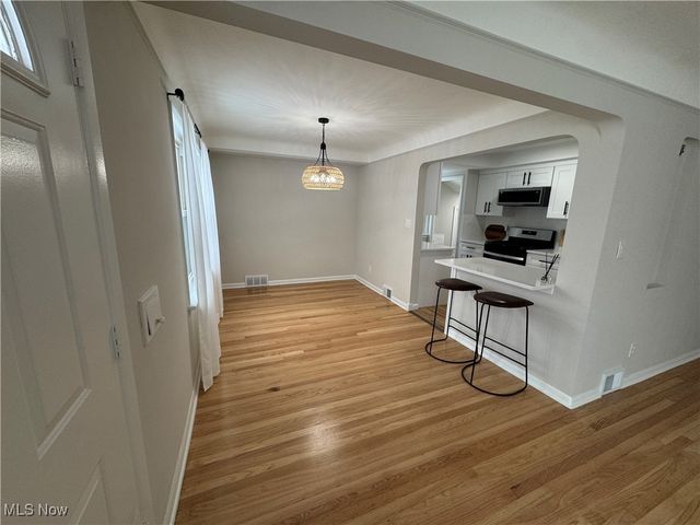 8321 Wainstead Drive, Parma, OH 44129