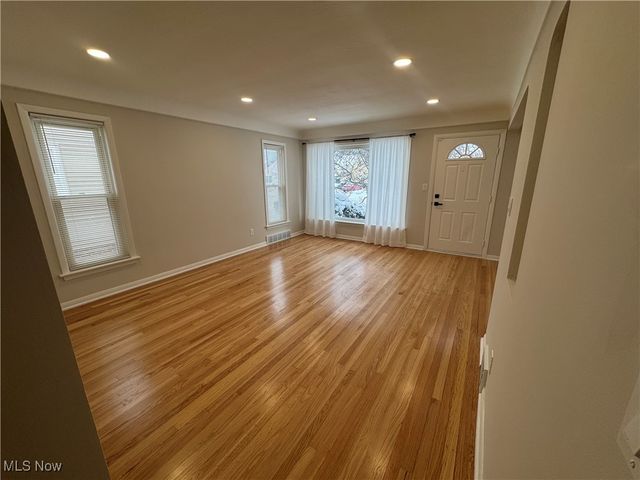 8321 Wainstead Drive, Parma, OH 44129