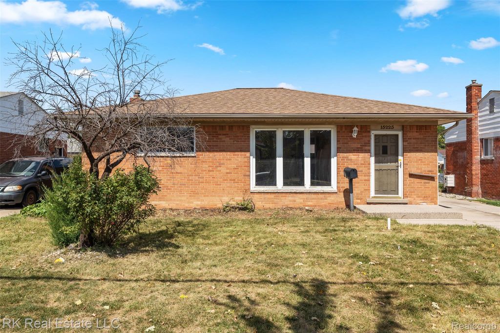 15225 Common Road, Roseville, MI 48066