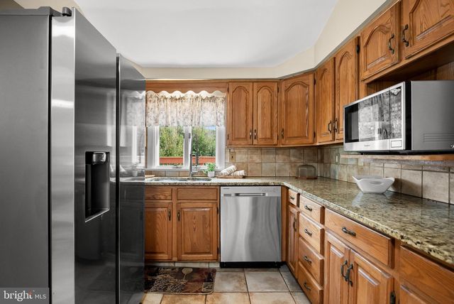 1 TOMAHAWK DR, Marlton, NJ 08053