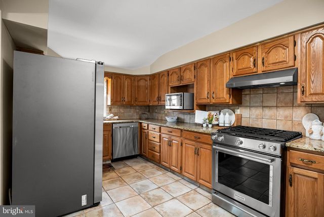 1 TOMAHAWK DR, Marlton, NJ 08053