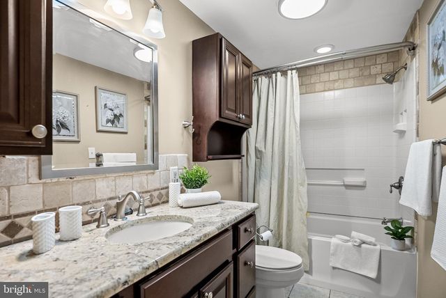1 TOMAHAWK DR, Marlton, NJ 08053