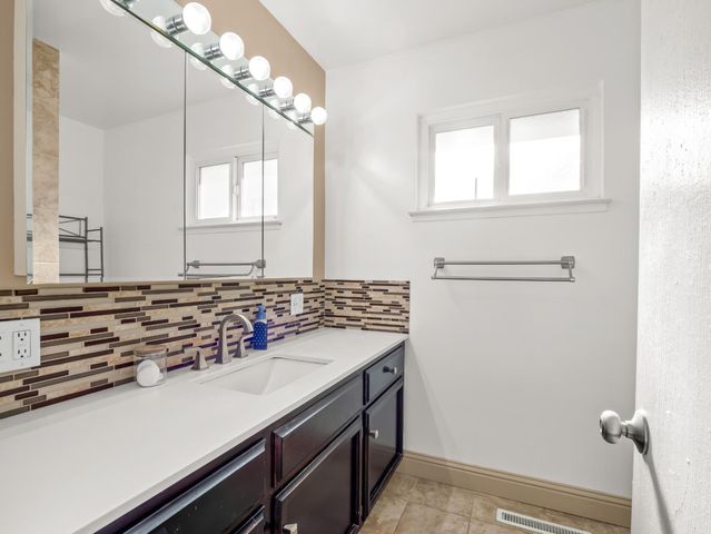 3052 E Fremont Avenue E, Fresno, CA 93710