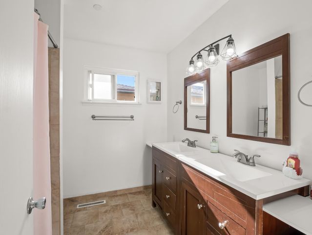 3052 E Fremont Avenue E, Fresno, CA 93710