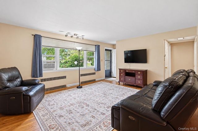20 W 18th Street, Huntington Station, NY 11746