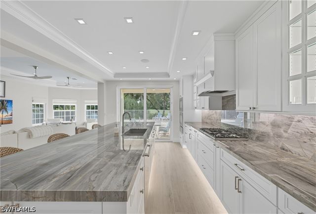 360 Carlton PL 11, Naples, FL 34108